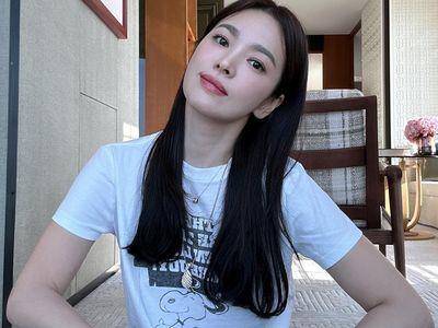 宋慧乔大学生穿搭术回春　史努比T恤配珠宝泄星味