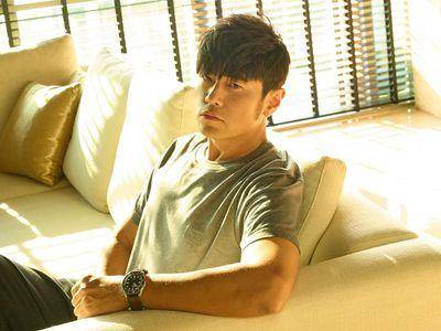 周杰伦13万帝舵军用潜水表上手　绿红织带好潮