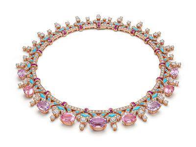 宝格丽8亿珠宝展梦幻粉色迷死人　蛇形神秘表霸气抢风头