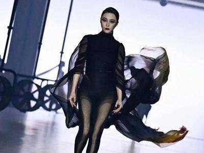 范冰冰巴黎走秀美腿太诱人 “翻车”造型留在西班牙影展