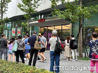 排队超过22小时抢限量鞋！新光三越DIAMOND TOWERS开门前涌人潮