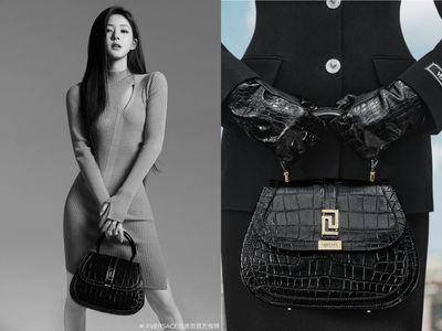 包・开箱／赵露思拎Versace希腊回纹包从甜妹变女神！　暗黑鳄鱼纹更有气场