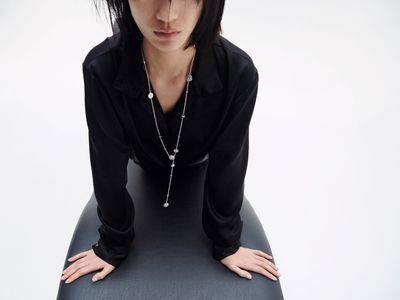 亮・珠宝／香奈儿长项炼变脚炼超时髦　当腰炼也无违和感