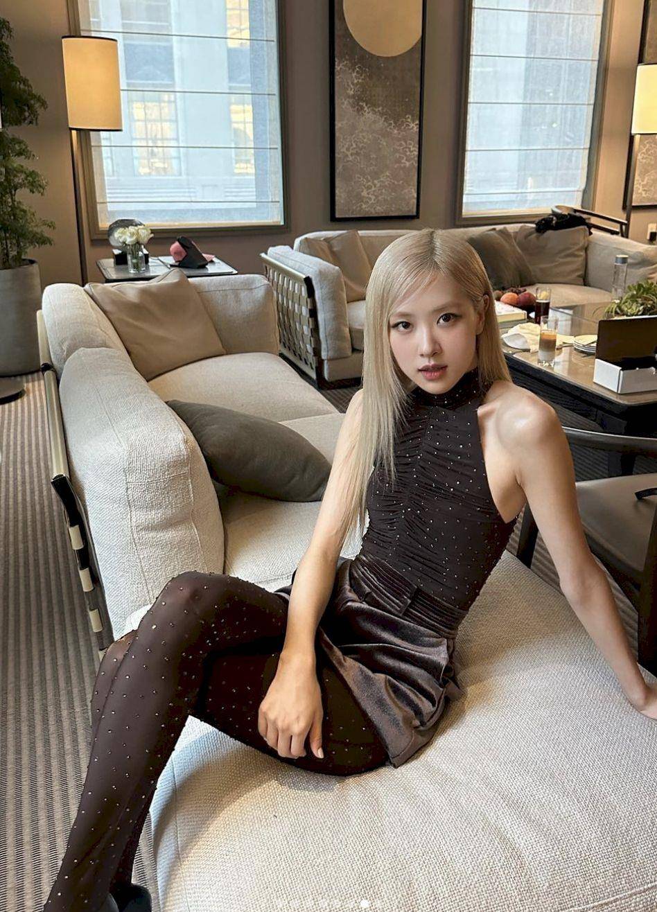秀英机场“美拉德穿搭”秋冬必学　LV古铜色手袋散发时髦高级感 时尚穿搭 图2张