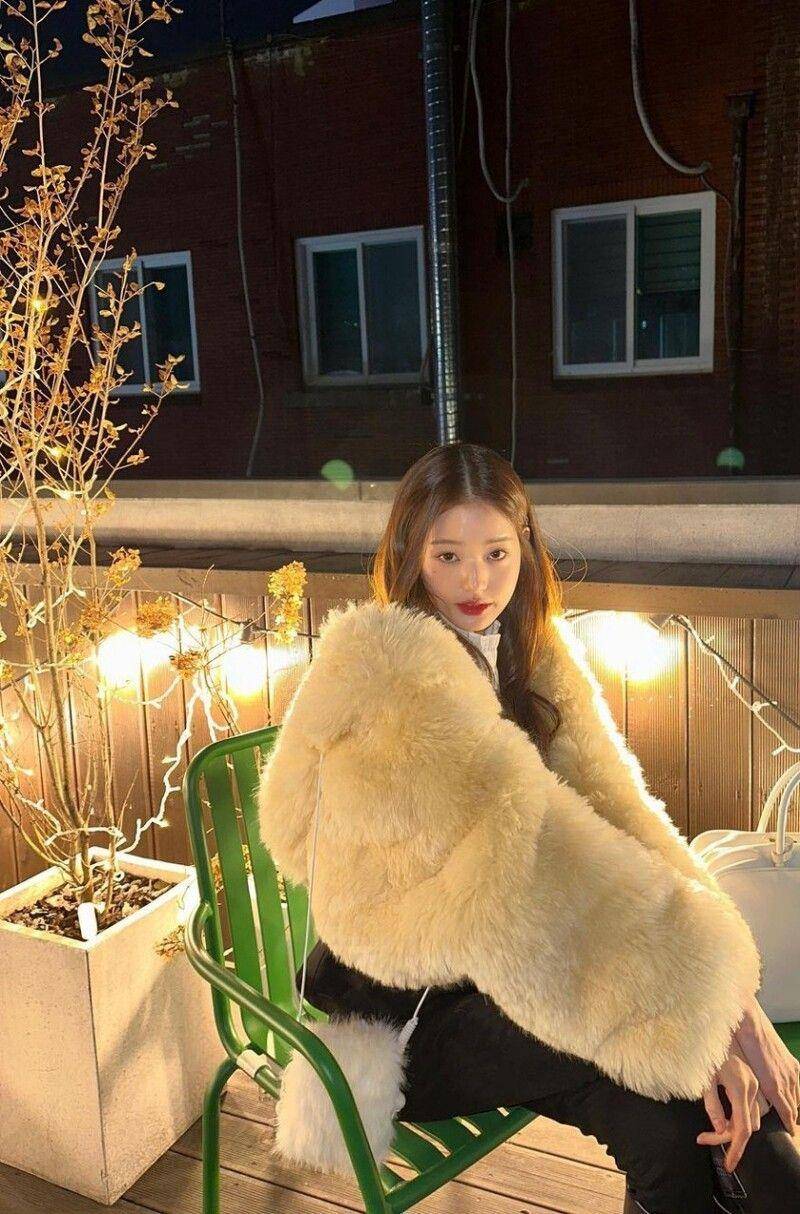 张员瑛甜酷少女风穿搭解析　微高领胸口挖洞粉直呼：漂亮姐姐 最新资讯 图8张