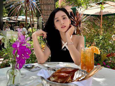 Jisoo比佛利豪奢饭店享美食　亮一手卡地亚珠宝当贵妇