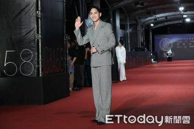 红毯三帅／范少勋灰格西装配红底靴秀长腿　曹佑宁高腰毛呢裤牵大黑狗当绅士