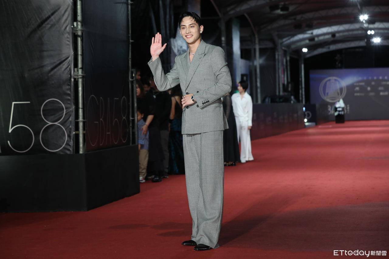 金钟时尚／网友票选Melody狠甩众女星夺最美、坤达穿裙子拿下最帅冠军 时尚穿搭 图4张
