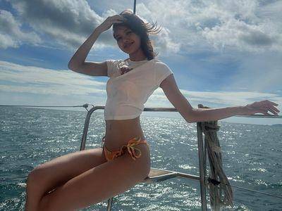 Lisa火辣比基尼放送长腿纤腰　成套水果装3,500元买得到