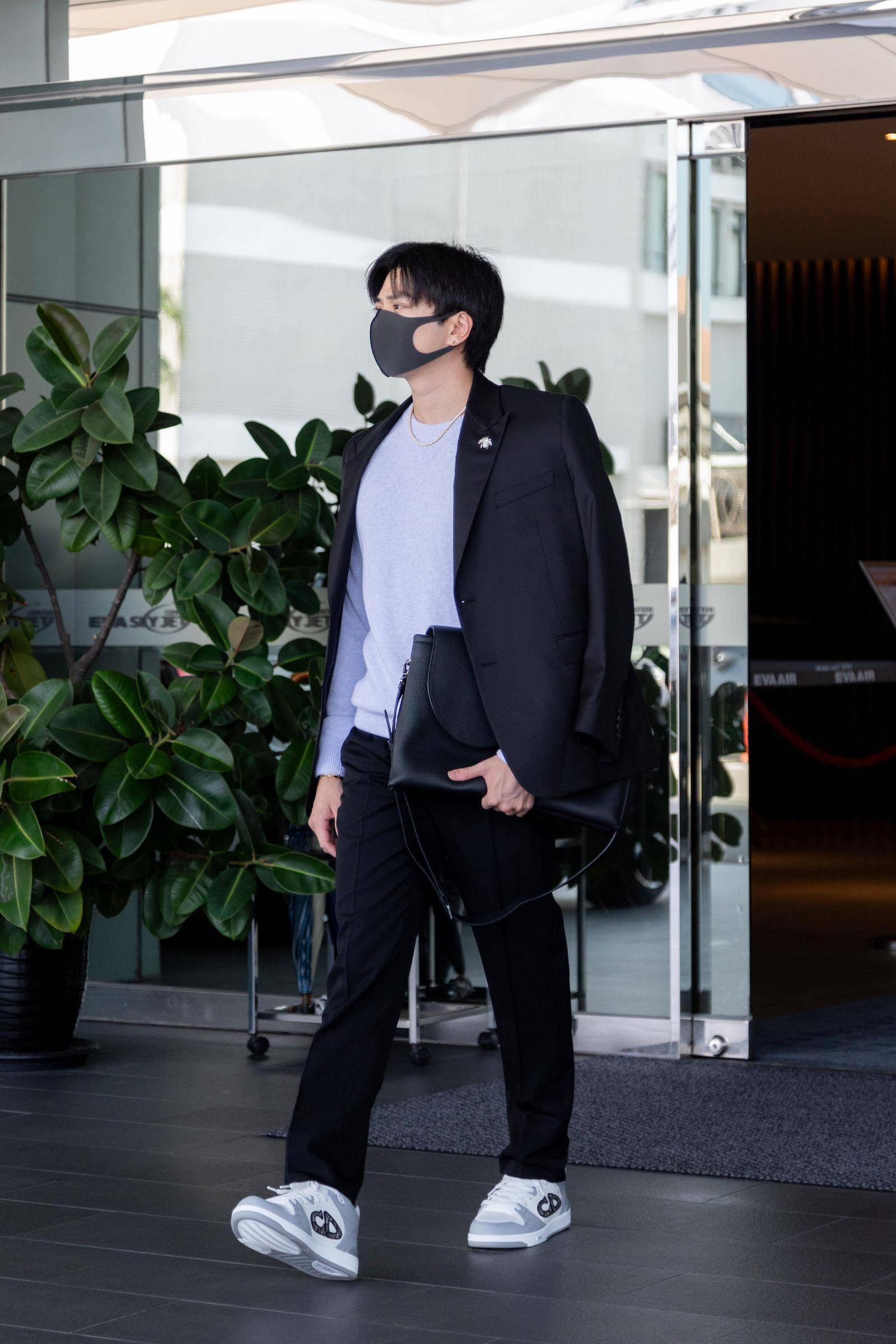 “索隆”新田真剑佑把机场变伸展台！　完美宽肩穿FENDI大衣根本天菜 名人名流 图5张