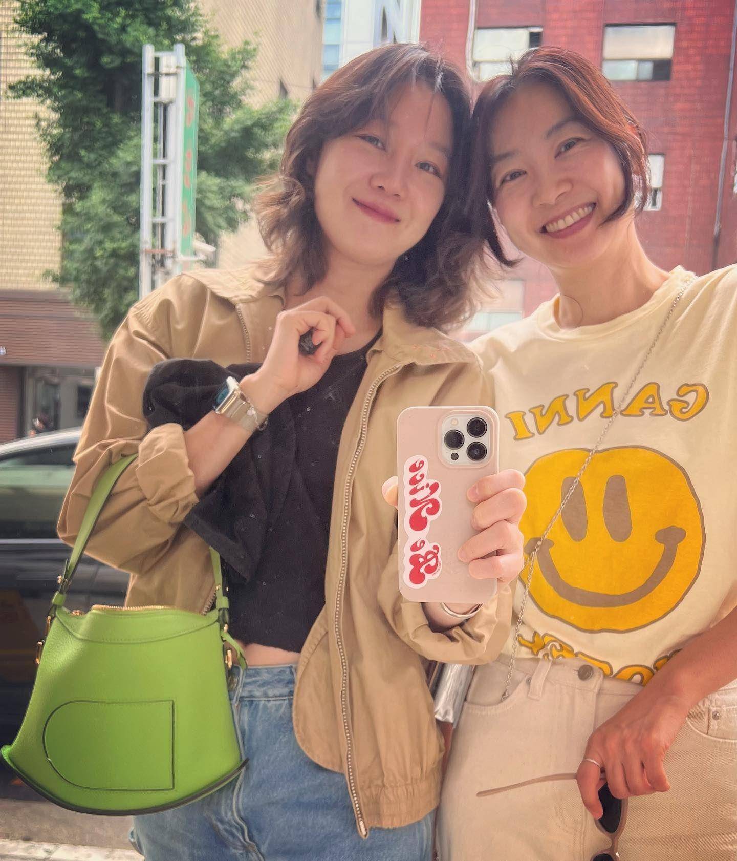 孔晓振放福利po露香肩美照　戴独一无二千万珠宝表迷死人 时尚穿搭 图5张