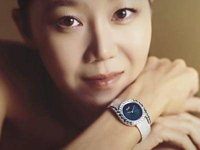 孔晓振放福利po露香肩美照　戴独一无二千万珠宝表迷死人