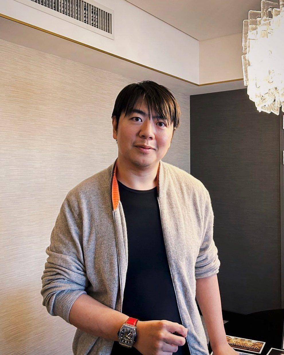 钢琴家郎朗来台71万名表吸睛　换红表带更高调 时尚穿搭 图1张