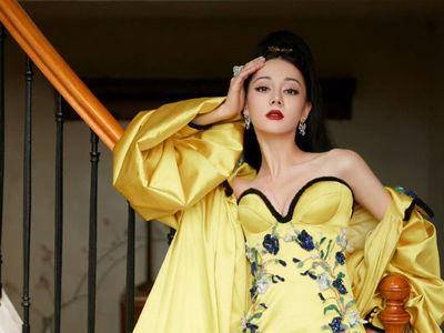 迪丽热巴“宫廷风造型翻车”被酸模仿范冰冰　浮夸黄袍太难驾驭