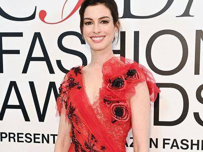 安海瑟薇红装曲线毕露！　惨被评“像剖开的西瓜”