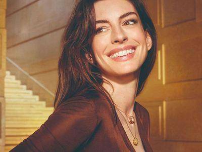 亮・珠宝／安海瑟薇蛋面珠宝戴好戴满　没镶钻照样闪耀动人