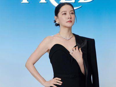 李英爱冻龄美颜惊艳珠宝展　52岁女神风采依旧