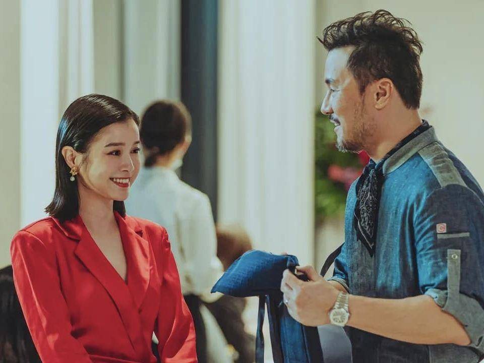 李佳颖《此时此刻》风衣打开超销魂！40岁“少女身材”太撩　保养秘诀公开 名人名流 图1张