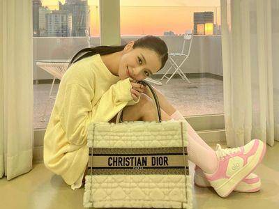 Jisoo套男装下身失踪　软萌兔穿搭好俏丽