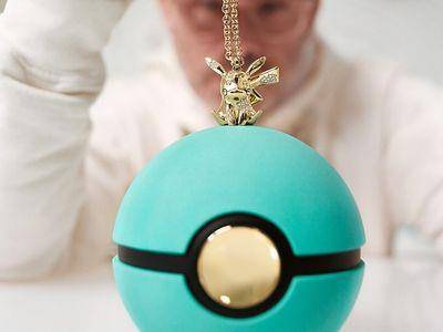 镶钻的皮卡丘金项炼可爱放电　珠宝盒是Tiffany Blue精灵球