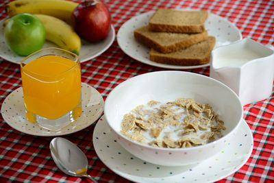 不养生还容易胖！营养师揭4种“伪健康食物”：果汁相当于糖水