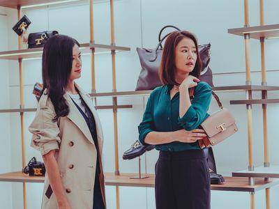 林心如《此时此刻》珍珠串炼衬主播架式　恋林熙蕾背情人包