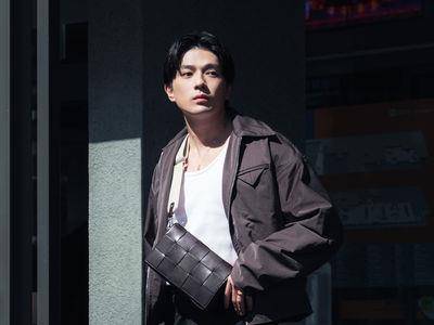 “索隆”新田真剑佑机场时尚帅翻！BV人气编织包出美拉德色　男神同款必收