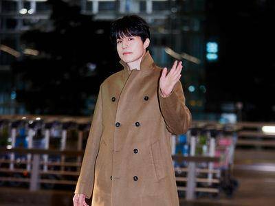 李栋旭穿美拉德风Loro Piana大衣藏不住长腿！　把机场当伸展台帅照连发