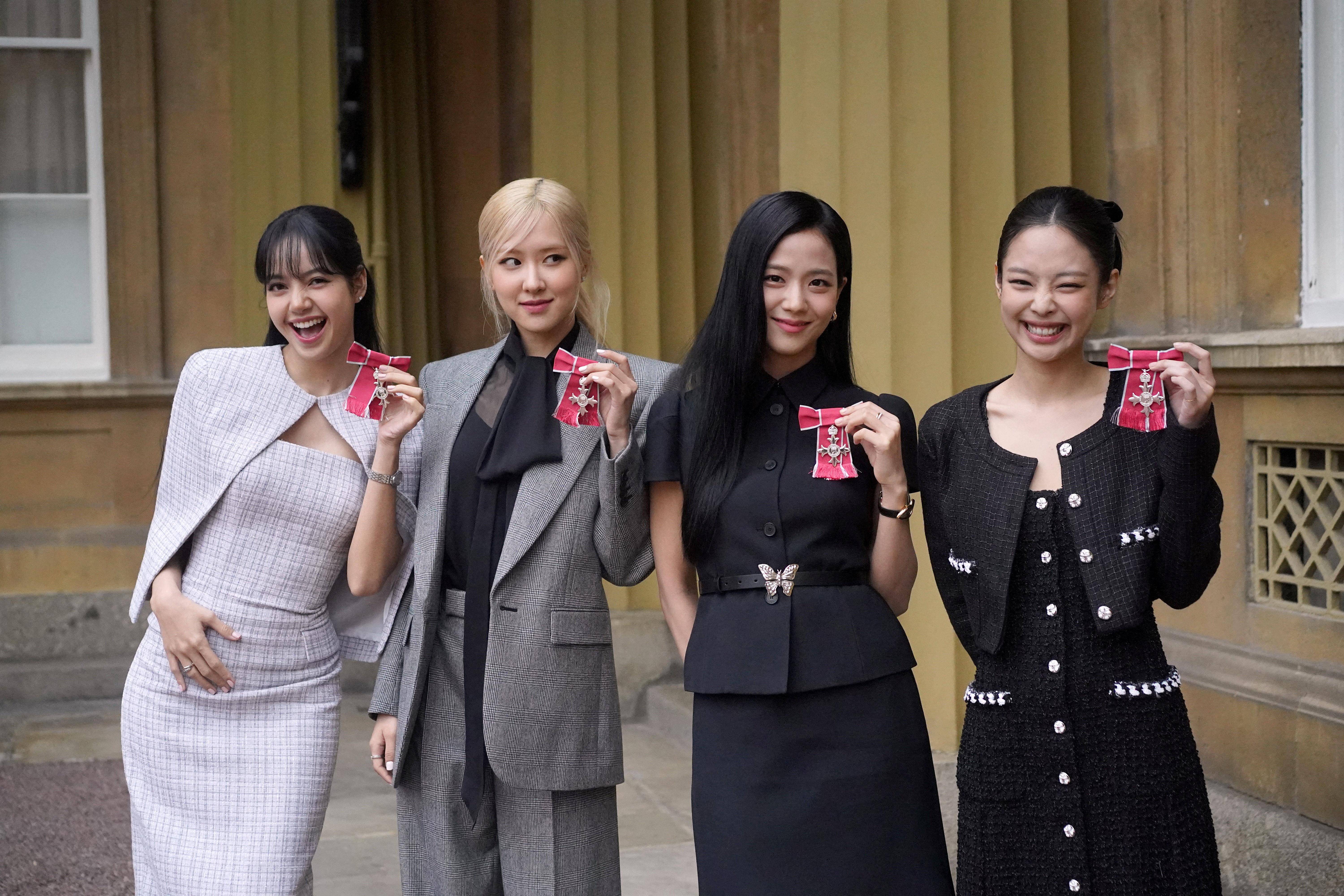 BLACKPINK获颁英王室勋章秀优雅衣Q　Jennie藏不住得意笑眯了眼 时尚穿搭 图1张