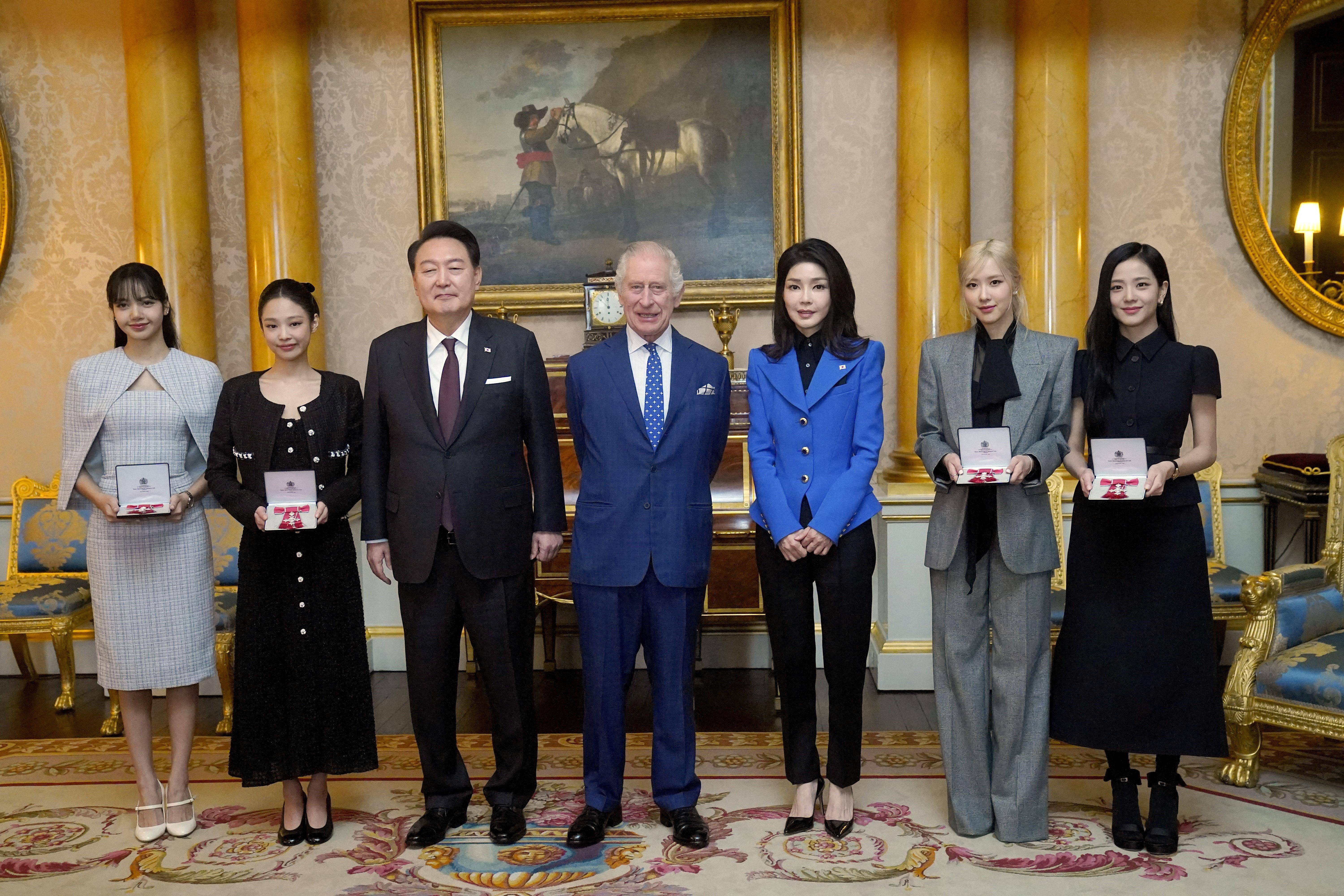 BLACKPINK获颁英王室勋章秀优雅衣Q　Jennie藏不住得意笑眯了眼 时尚穿搭 图3张