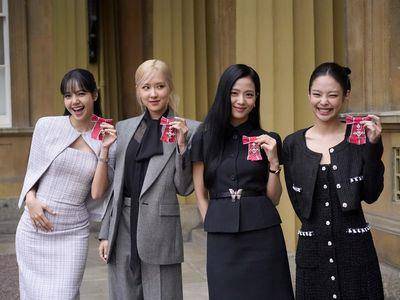 BLACKPINK获颁英王室勋章秀优雅衣Q　Jennie藏不住得意笑眯了眼