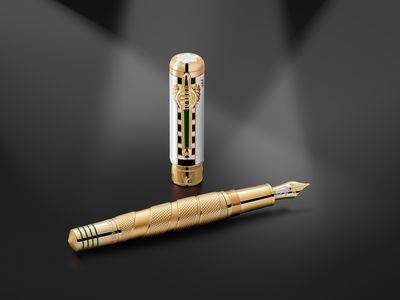 拳王阿里冠军腰带变笔夹　万宝龙笔上再现胜利振臂剪影