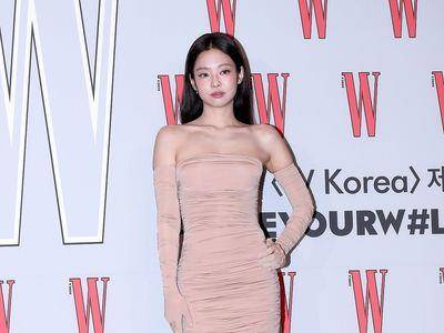 Jennie裸色装窈窕曲线毕露　手护胸、踩高跟小心翼翼