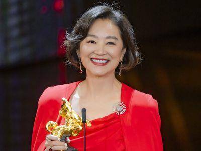 金马时尚／林青霞红斗篷装气场无敌　撇婚变谢老公领奖