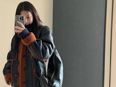 Jennie香奈儿羊毛外套暖呼呼又可爱　3款黑外套时髦游英国