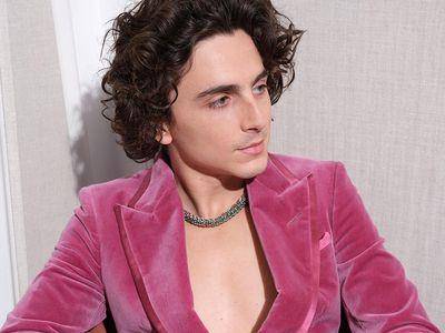 亮・珠宝／“甜茶”西装下没穿　不畏低温露专属糖果项炼