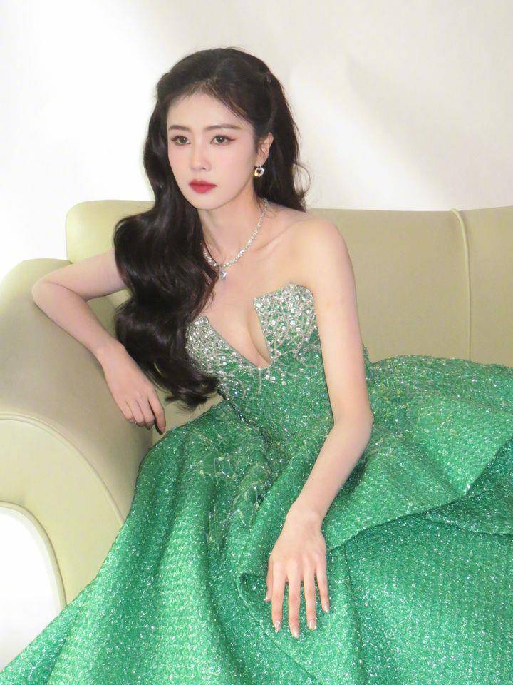 白鹿闪钻深V辣露美胸！祖母绿礼服驾驭完美仙气 时尚穿搭 图1张