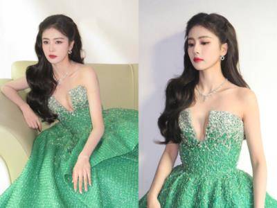 白鹿闪钻深V辣露美胸！祖母绿礼服驾驭完美仙气