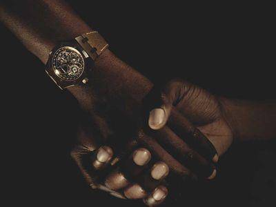 风・Luxury／AP月相变鬼脸　联手饶舌歌手把万年历变潮了