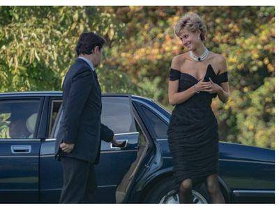 《王冠》黛妃“复仇之裙”31万起买得到！　戏服、首相府大门上拍