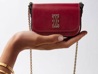 卡地亚迷你包从圣诞节红到过年　肩包变腰包超时髦