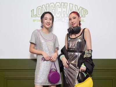 Karencici“派对造型很有事”耳机当包包　与李沐化身Longchamp校园女孩