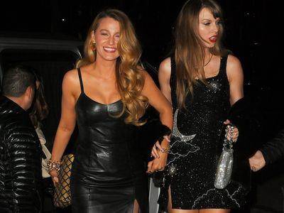 泰勒丝73,000元寿星装秒断货　“花边教主”皮裙上下全开辣翻