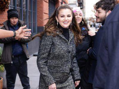 赛琳娜套装凸腹遭酸“怀孕”　百万钻石耳环衬企业家风采