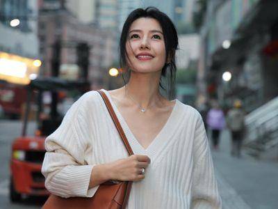 高圆圆极简穿搭仙气飘飘　12万包、冠冕造型珠宝衬清新气质