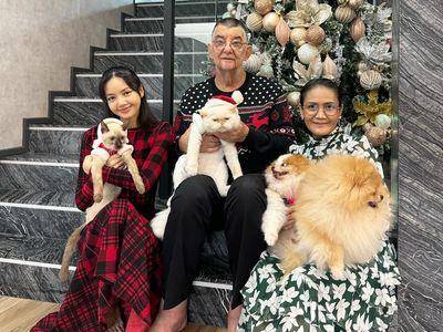 Lisa万元圣诞红装应景　配素颜也好气色