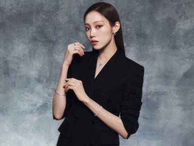 亮・珠宝／李圣经多色宝石上身好时髦　十字架项炼炫目