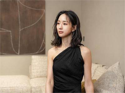 张钧甯同框高颜值表弟逛Molteni＆C　曝禁忌“别在床上吃东西”