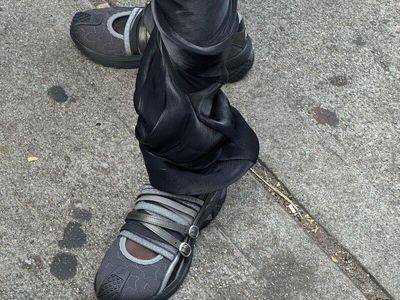 亚瑟士三方联名玛莉珍鞋曝光！携手大势设计师打造前卫Y2K　时尚迷暴动