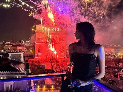 Lisa巴黎跨年细肩带黑装抗寒　冬日微性感穿搭太火